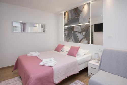 Habitación blanca con cama y silla en Luxury Studio Apartment Honeymoon, en Split