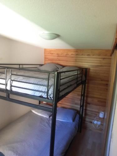 2 Etagenbetten in einem Zimmer mit einer Decke in der Unterkunft La Foux d'Allos in La Foux