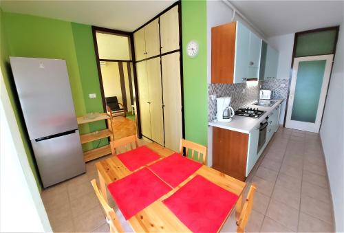 einen Blick über eine Küche mit einem Tisch und einem Kühlschrank in der Unterkunft Sunset Apartment in Pula
