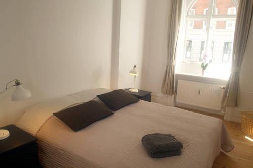 1 dormitorio con 1 cama con 2 almohadas en Next to New Harbor / 3 BR & 2 Bath Rooms, en Copenhague