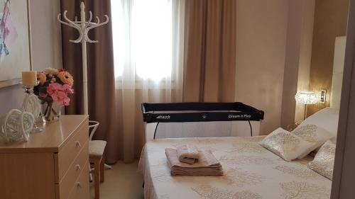 a bedroom with a bed and a dresser and a window at Magnificas vistas al mar in Oropesa del Mar