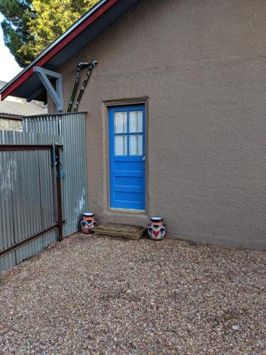 アルパインにあるEl Nopal Casita-Close to Sul Ross State Universityの家の側の青い扉