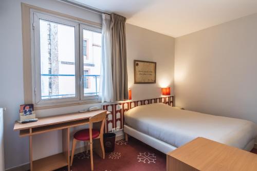 Llit o llits en una habitació de Hotel Ours Blanc - Place Victor Hugo
