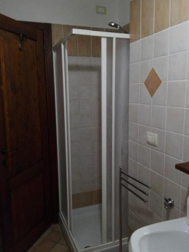 a shower with a glass door in a bathroom at Fattoria di Rigone in Coltavolino