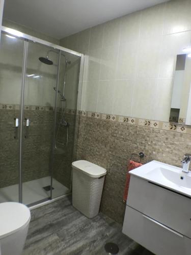 Kylpyhuone majoituspaikassa Apartmento Apartaclub La Barrosa 223