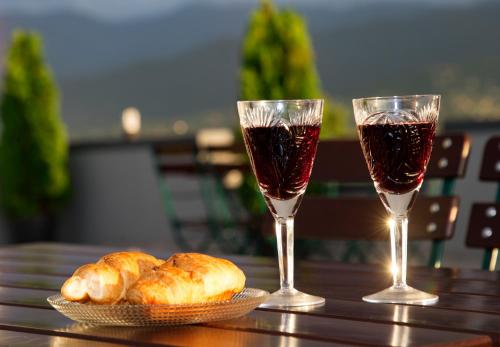 due bicchieri di vino e croissant su un tavolo di Sea Zone a Batumi