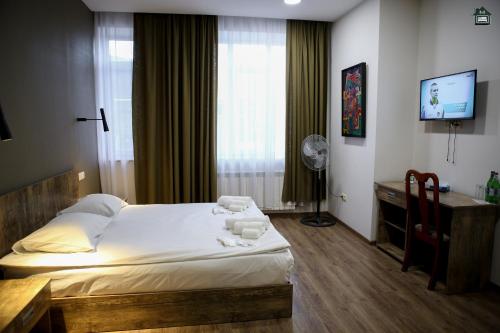 Un pat sau paturi într-o cameră la Gyurji Home - Guest House in Gyumri