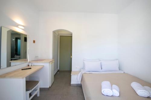 Habitación pequeña con cama y baño. en Hotel Galini Sifnos, en Apollonia