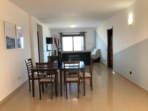 a dining room and kitchen with a table and chairs at Cotillo Ocean View in Cotillo