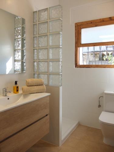 a bathroom with a sink and a toilet at Entre Pinos PB Beach Apartment in Torredembarra