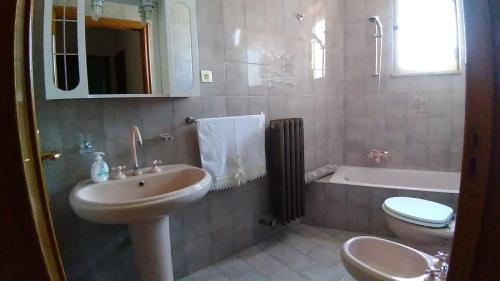 ein Badezimmer mit einem Waschbecken, einem WC und einer Badewanne in der Unterkunft Casa Maria in Manduria