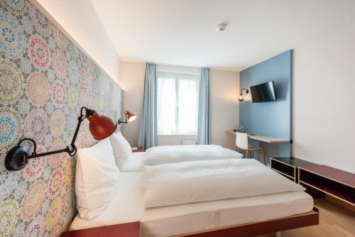 Postel nebo postele na pokoji v ubytování Bären Self Check-in Hotel