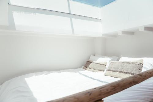 A bed or beds in a room at MOOI Skylight