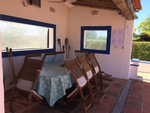a dining room with a table and chairs at Quarto Monte Ninho das Perdizes in Cercal