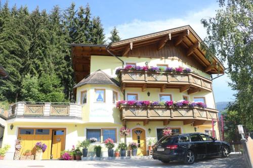 Landhaus Katharina bis 5 Personen mit Saunachalet und Blick auf die Bergwelt des Zillertals