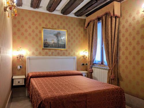 um quarto com uma cama e uma janela em Ca' San Vio em Veneza