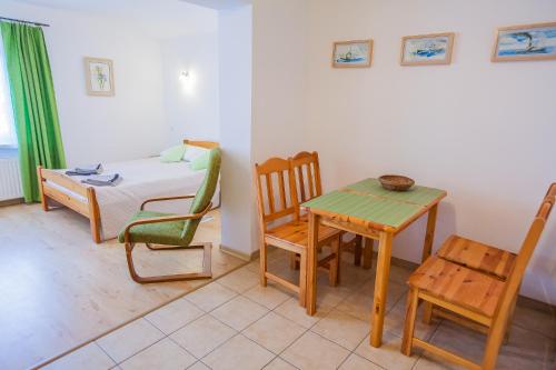 ブワディスワボボにあるLazurのテーブル、椅子、ベッドが備わる客室です。