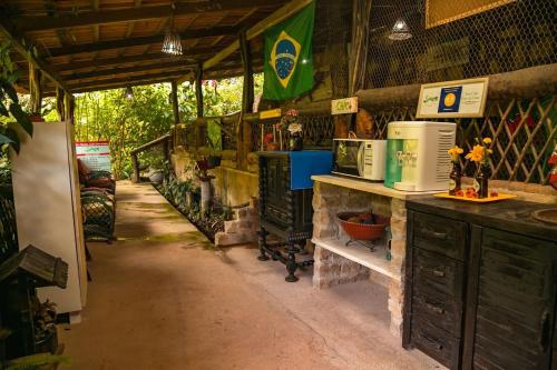 um quarto com uma cozinha com um balcão e um frigorífico em Saíra Recanto de Serra em Mulungu