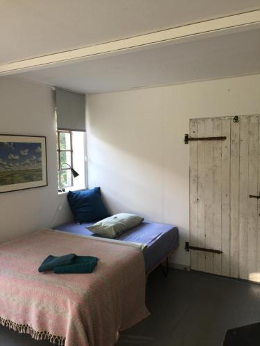 1 dormitorio con 2 camas y puerta corredera en Appartement im alten Pferdestall, en Salzhausen