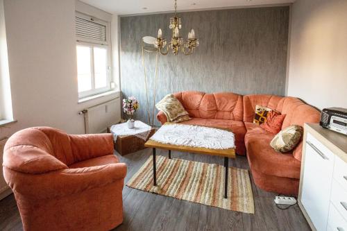 a living room with a couch and two chairs at Urlaubsdomizil Lengefeld in Lengefeld