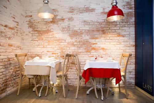 two tables and chairs with red and white tablecloths at Il Castello in Tivoli