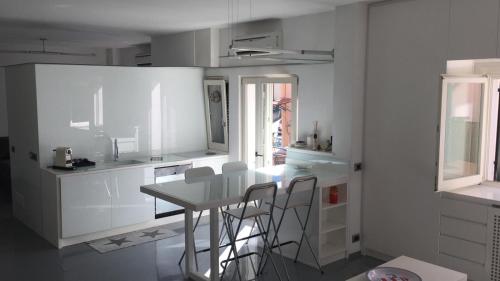 Kuchyň nebo kuchyňský kout v ubytování ELEGANT APARTMENT IN PORTO ERCOLE