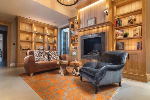 ein Wohnzimmer mit zwei Stühlen und einem Kamin in der Unterkunft Moje Orłowo Boutique Bed & Breakfast - Adults Only in Gdynia