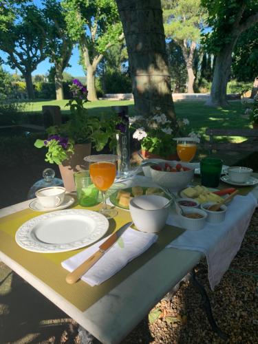 una mesa de picnic con comida y bebidas. en La Melizanne, en Fuveau