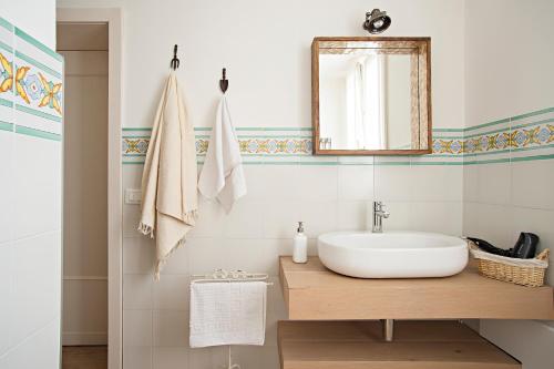 a bathroom with a sink and a mirror at Agriturismo LeColombare in Nogarole Rocca