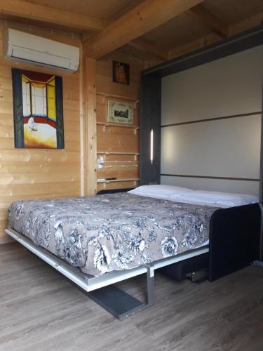 una camera da letto con letto in una camera in legno di Il Vivaio a Tarquinia