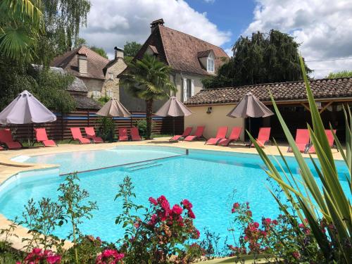 Swimmingpoolen hos eller tæt på Logis Hotel Grangier