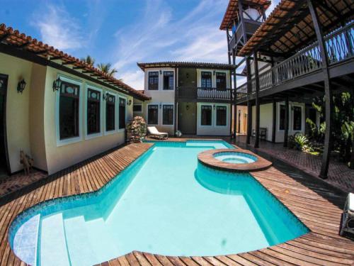 a large swimming pool in the middle of a house at OYO Hotel La Dolce Vita, Rio das Ostras in Rio das Ostras