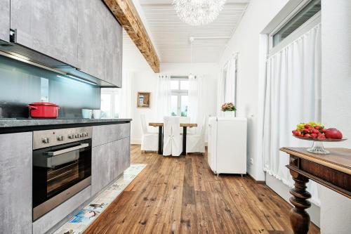 a kitchen with a stove and a refrigerator at Das Deutz in Oberaichwald