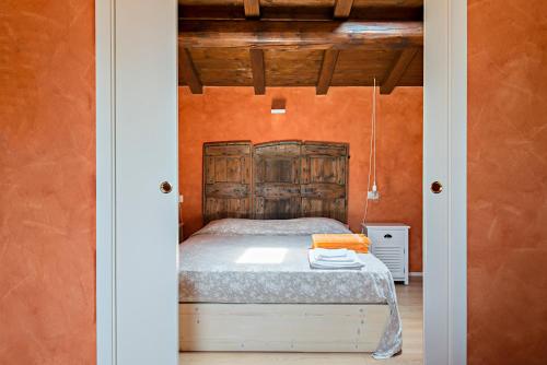 A bed or beds in a room at Agriturismo LeColombare