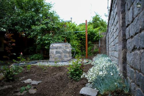 Un jardín fuera de Gyurji Home - Guest House in Gyumri