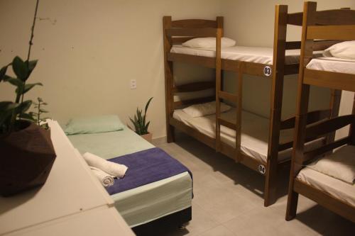 Katil dua tingkat atau katil-katil dua tingkat dalam bilik di Massambaba Hostel