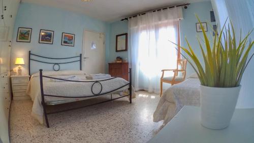 a bedroom with a bed and a vase with a plant at B&B Il Casale delle Pianacce in Castiglione di Garfagnana
