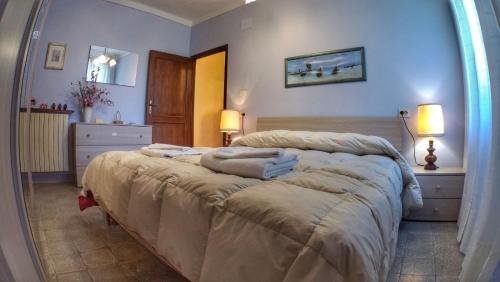 a bedroom with a bed and a dresser at B&B Il Casale delle Pianacce in Castiglione di Garfagnana