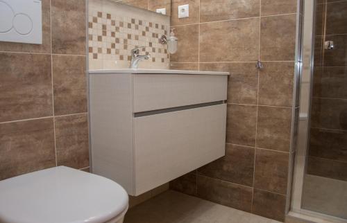 La salle de bains est pourvue de toilettes, d'un lavabo et d'une douche. dans l'établissement Fresh, à Veľký Meder
