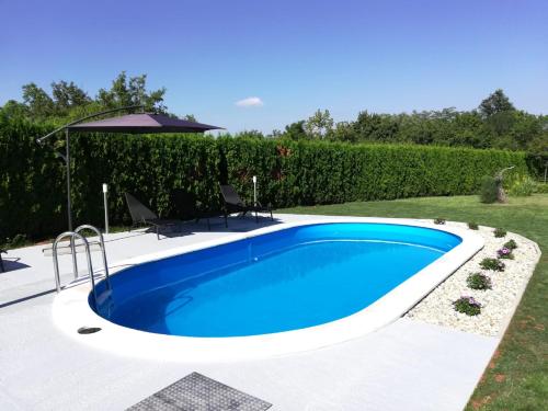 Bazén v ubytování Holiday Home Maria nebo v jeho okolí