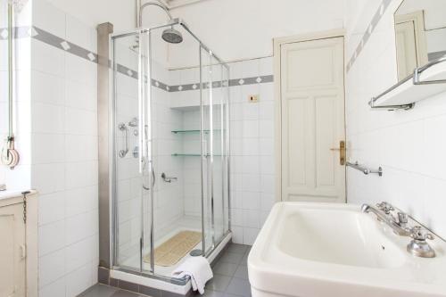 A bathroom at Trastevere Decò Apartment