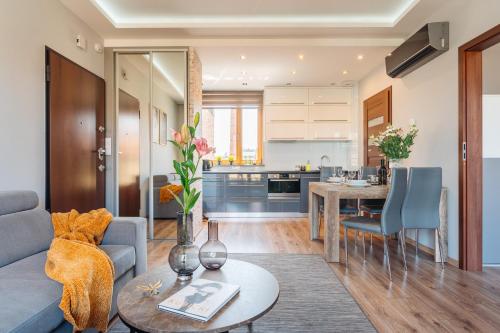 un salon avec un canapé et une table dans l'établissement Brewery Apartment - LoftAffair, à Cracovie