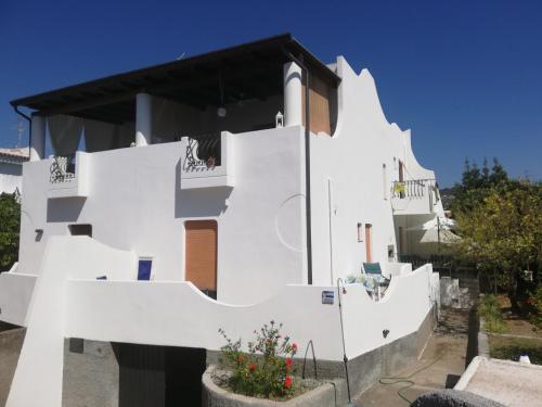 a white house with white walls and stairs at Villetta Aurora in Lipari