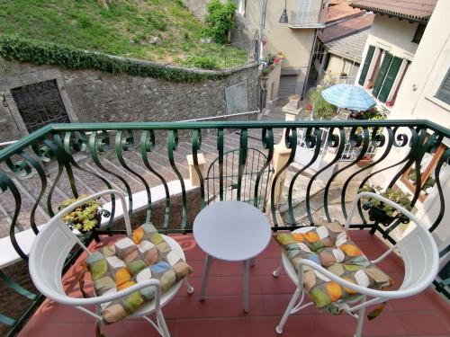 uma varanda com 2 cadeiras e uma mesa em Via Funicolare em Brunate