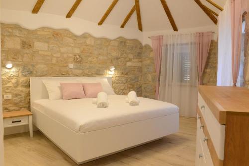 Postel nebo postele na pokoji v ubytování Veli Varos OLD TOWN Deluxe APARTMENT City Centre