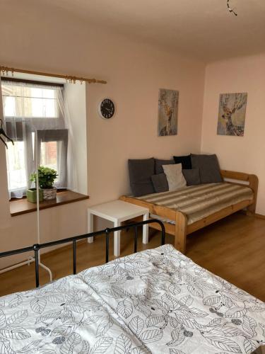salon z łóżkiem i kanapą w obiekcie Apartman Centrum w Jiczynie
