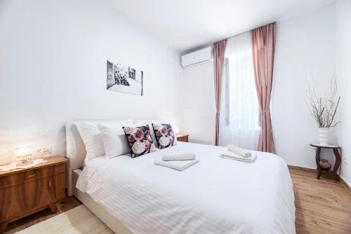 سرير أو أسرّة في غرفة في Palazzo D Apartments