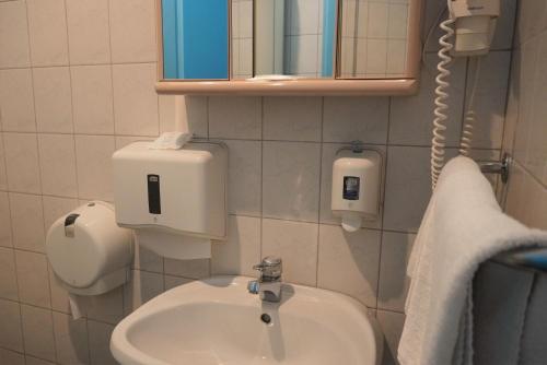 A bathroom at Club Haus 502 Kalocsa