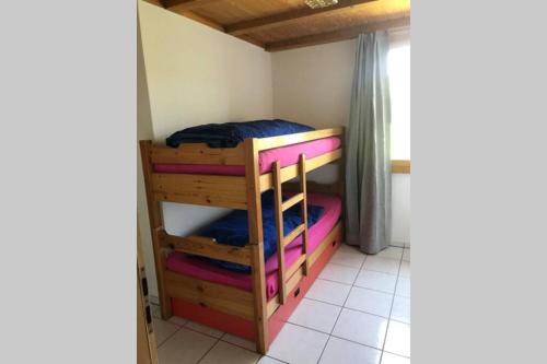 a room with two bunk beds and a window at Eggelried, wo die Natur zu Hause ist.. in Emmenmatt