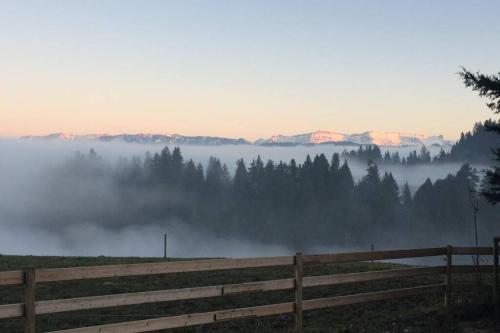 a fence on a hill with fog in the valley at Eggelried, wo die Natur zu Hause ist.. in Emmenmatt